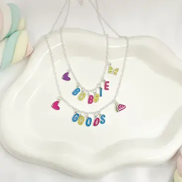 GARGANTILHA 3 LETRAS + 2 CHARMS BOBBIE GOODS